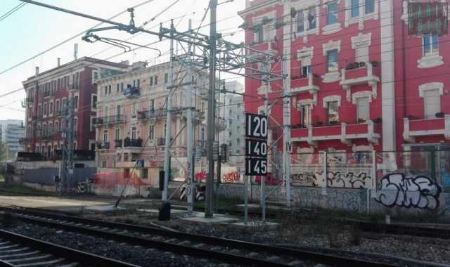 Palazzi liberty ingabbiati da binari e sottopassi:  l'elegante ma degradata via Tunisi